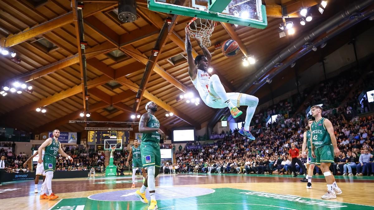 Makoundou, machacando el balón en el partido ante el Limoges