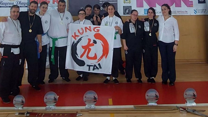 El equipo del Kung Tai con los trofeos conseguidos en Tui.