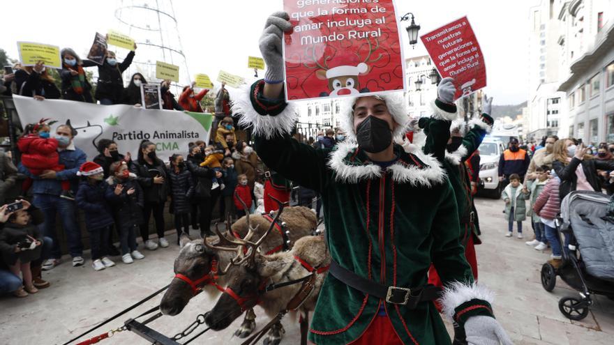 Los animalistas y los elfos de Papá Noel se enfrentan en Oviedo: "Transmitimos el amor por el mundo rural"