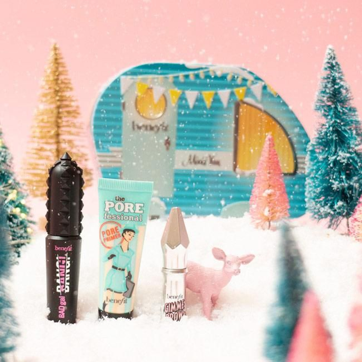 Cofre de maquillaje con minitallas, de Benefit