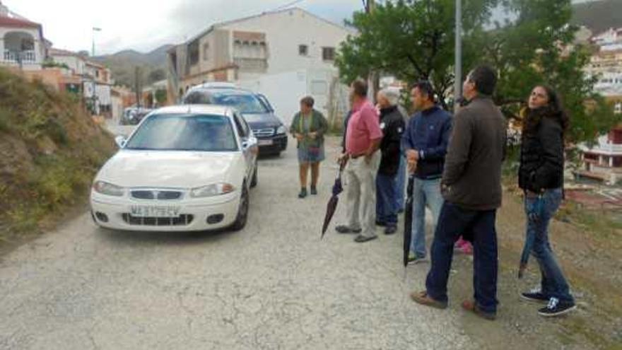 Grupo de vecinos, la pasada semana al comienzo del Camino de Orozco, con la barriada del Chaparral al fondo.