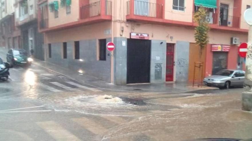 Bolsas de agua en Bono Guarner tras la lluvia del viernes.