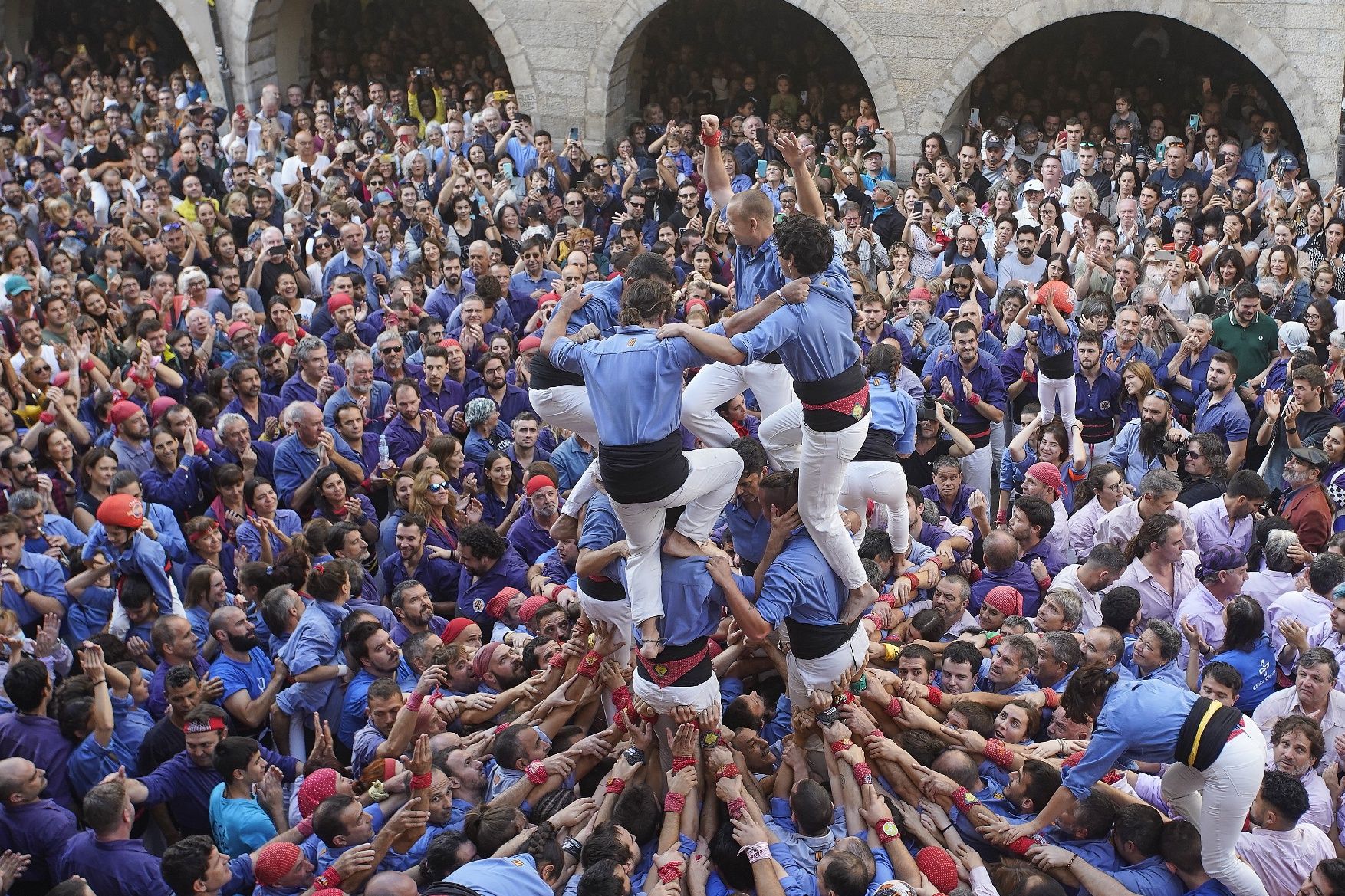 La plaça del Vi s'omple per gaudir dels castells en un matí assolellat