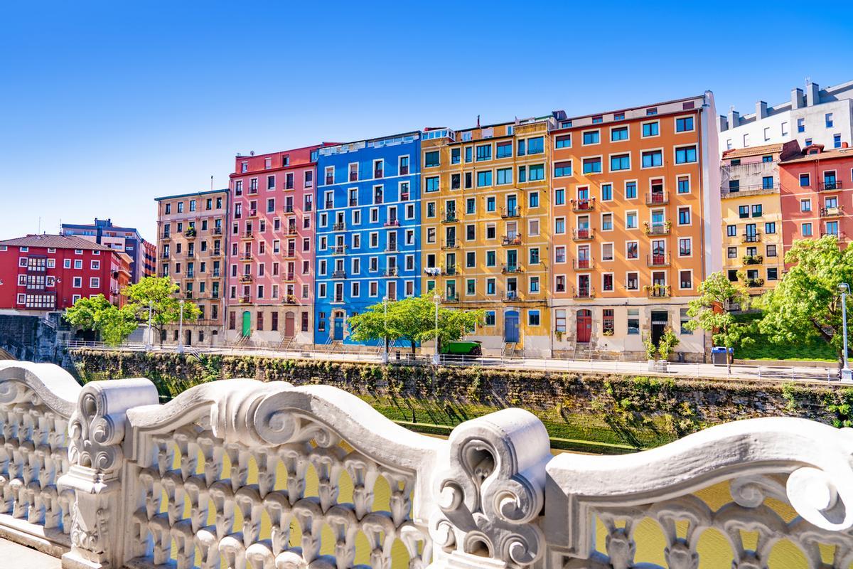 Bilbao centro Nervión río balaustrada y fachadas