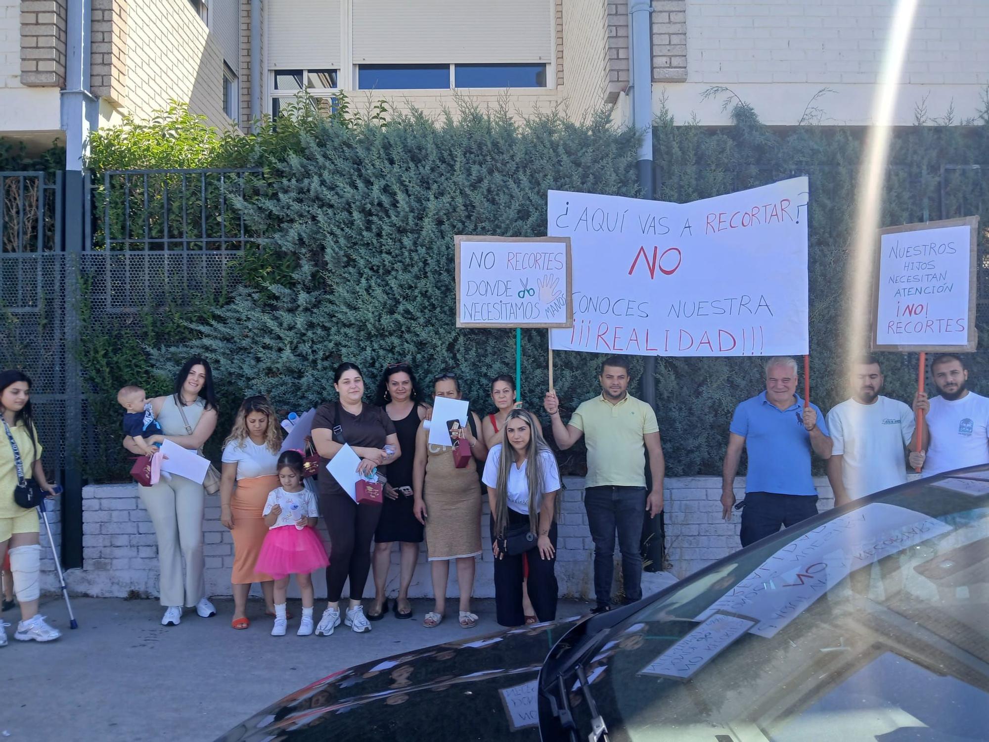 Un grupo de padres del Santa Engracia han vuelto a protestar esta semana a las puertas del colegio.
