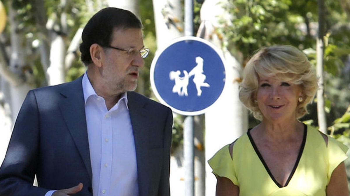 Rajoy y Aguirre conversan en Madrid, tras clausurar la Escuela de Verano del PP, el pasado 12 de julio.