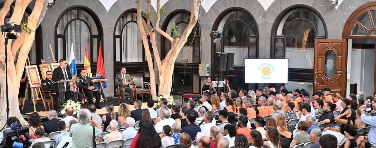 Público asistente al acto institucional de otorgamiento de las Medallas Ciudad de Arrecife, anoche en La Recova.