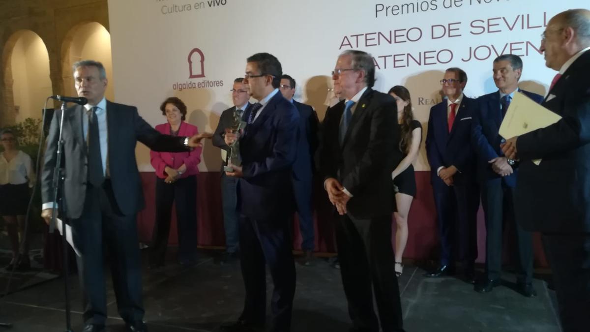 Francisco Robles, en el centro, con el Premio Ateneo de Novela en la noche de ayer. / El Correo