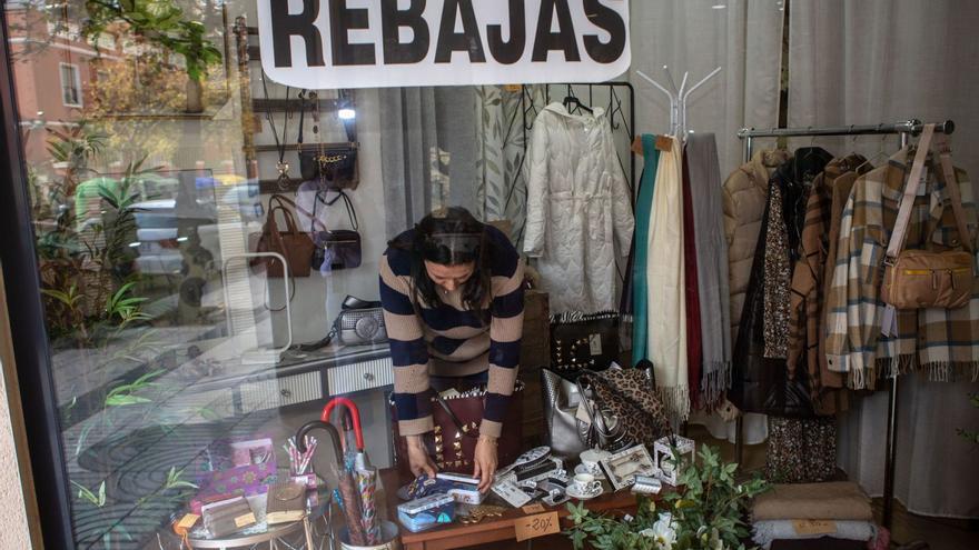 Ángela Soto organiza unescaparate en la tienda de Cartagena en la que trabaja.