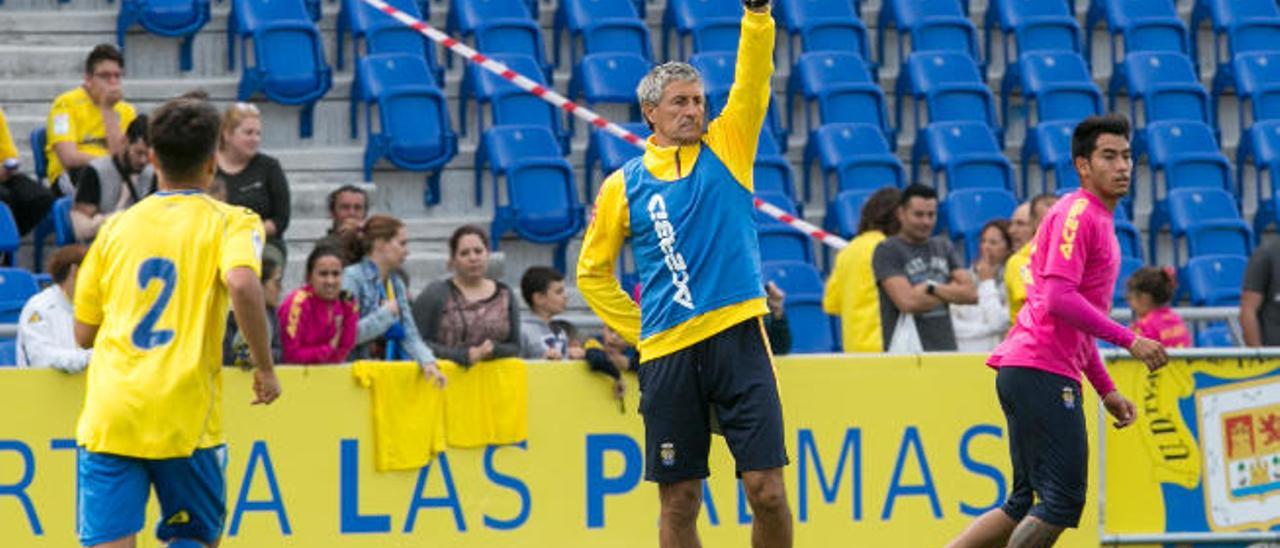 Quique Setién, junto a Araujo, da instrucciones durante un entrenamiento de la UD en el Gran Canaria.