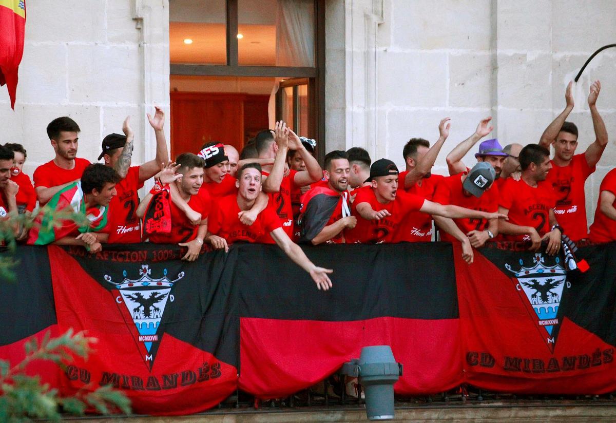 Los jugadores del Mirandés celebran su ascenso en 2019