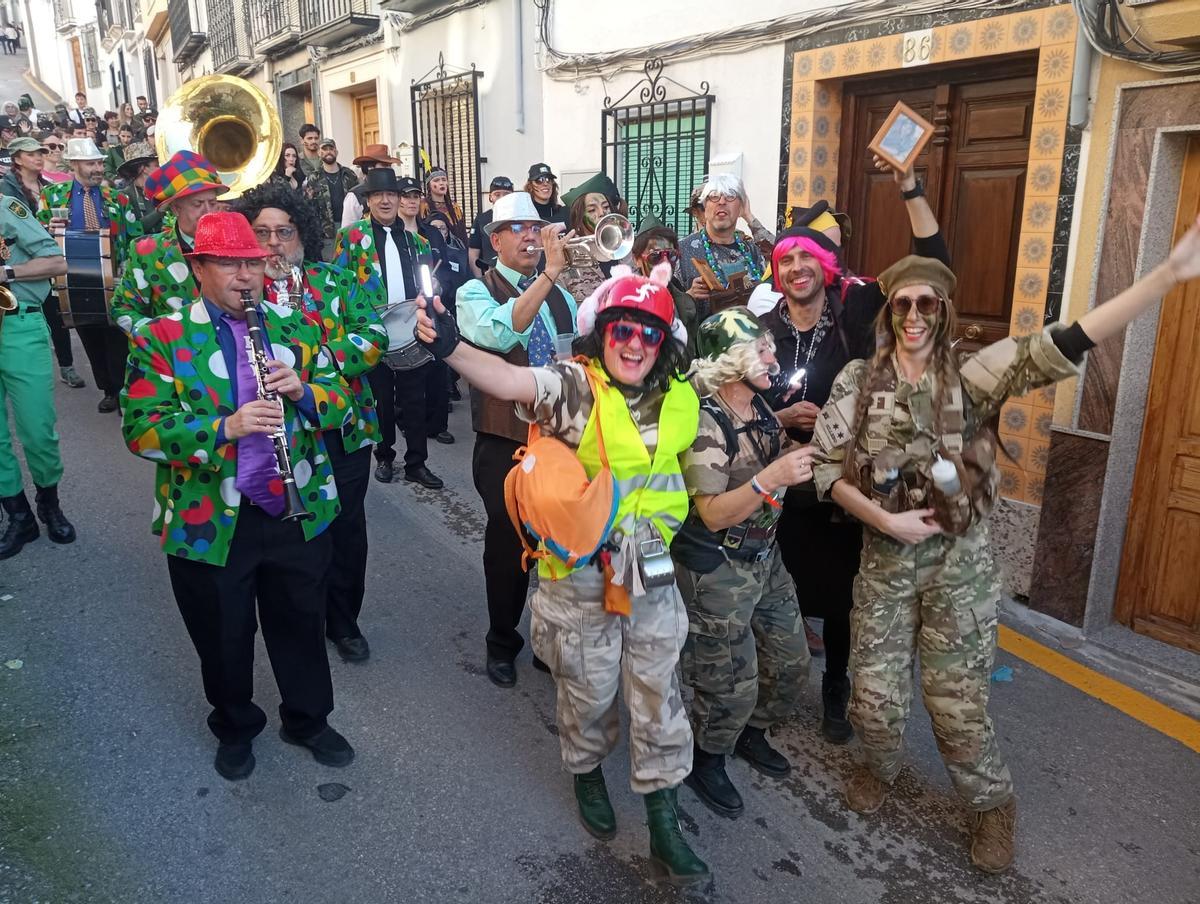 Militares y charanga en el pasacalles de Rute.