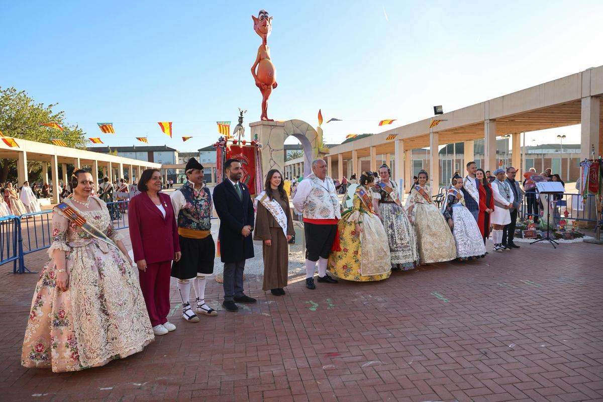 El alcalde, entre otras autoridades, en la visita a la falla Baladre.