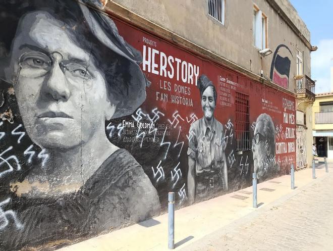 El mural de Neus Català en Barcelona, vandalizado con esvásticas nazis y reparado de urgencia por el autor