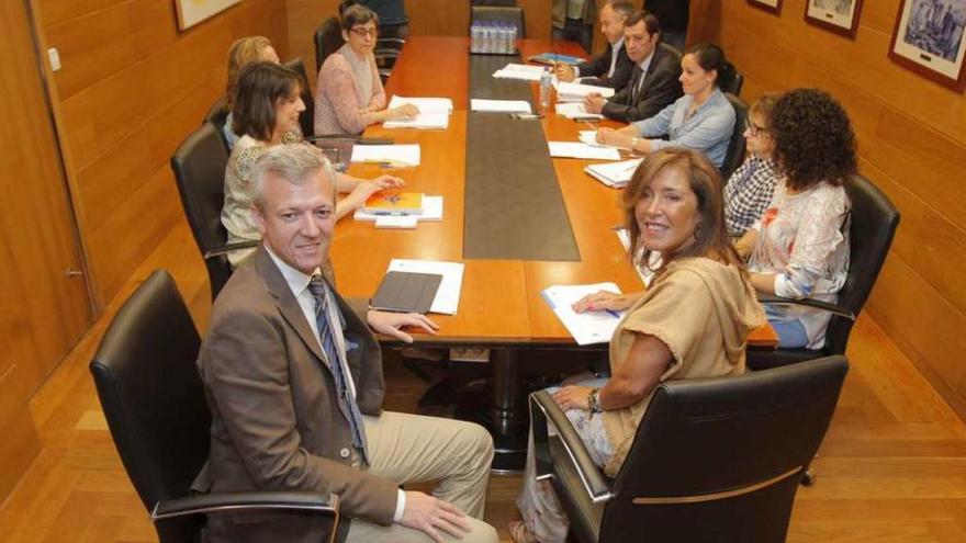 Alfonso Rueda y Beatriz Mato, ayer, en la reunión en Santiago.