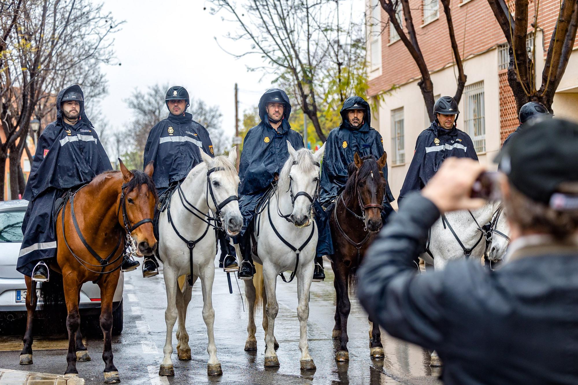 La Policía Local ha estimado una asistencia de cerca de cien mil peregrinos que han acudido a la Santa Faz. Un tercio de los 300.000, que siempre según el Ayuntamiento, hicieron la Santa Faz en 2019, la última edición antes de la pandemia.