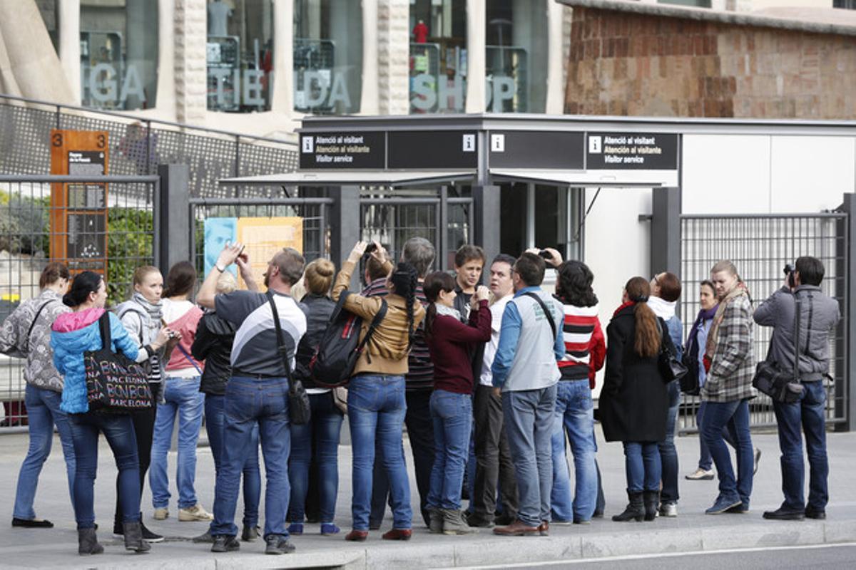 Un grup de turistes fa fotografies davant de la Sagrada Família, el novembre passat.