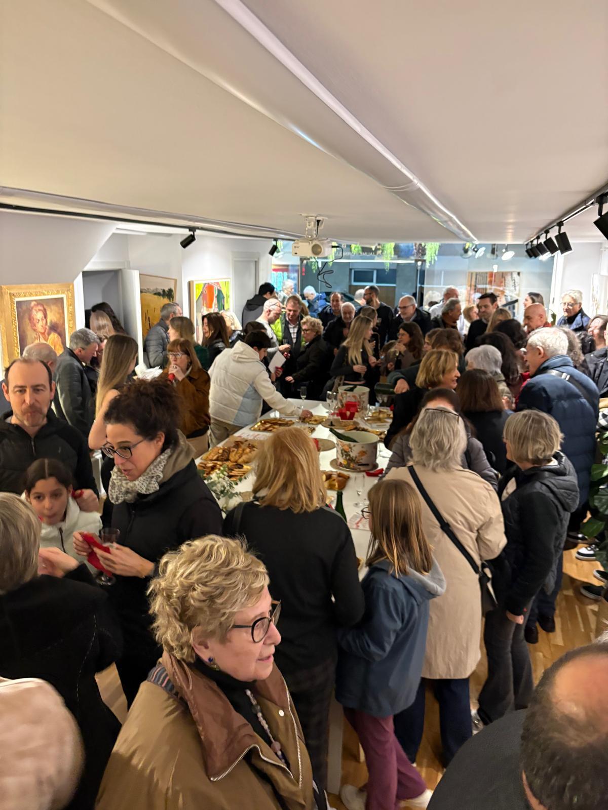 Aspecte de l'interior del nou local durant la inauguració