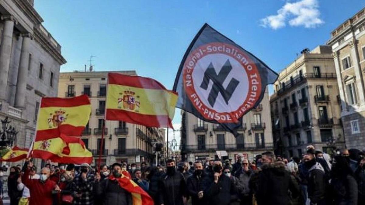 Exhibició de simbologia nazi en una concentració recent a Barcelona.