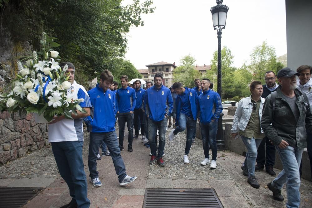 El Real Oviedo realiza la ofrenda floral a la Virgen de Covadonga