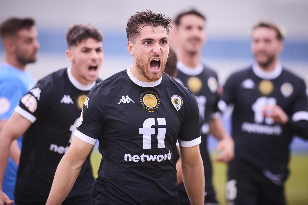 Agustín Coscia festeja uno de los seis goles que ha marcado con el Hércules esta temporada.