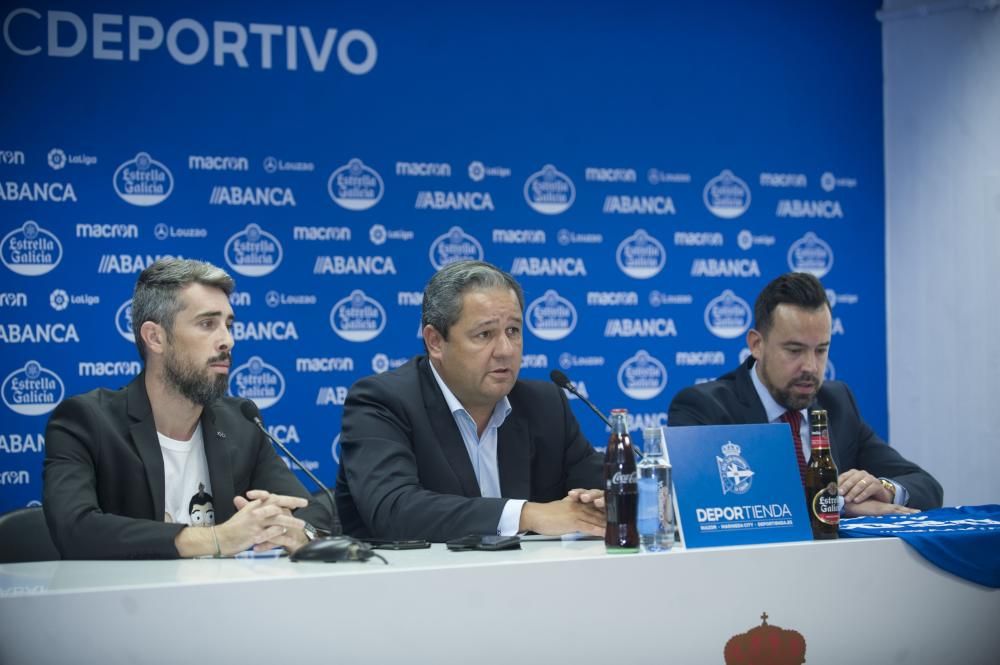 Luisinho comparece junto a su representante, Jorge Teixeira, y el presidente del Deportivo, Tino Fernández, para informar de su continuidad en el equipo blanquiazul hasta 2020.