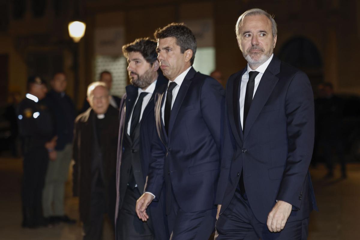 Los presidentes de Murcia, Fernando López Miras (izda), Valencia, Carlos Mazón (c), y Aragón, Jorge Azcón, a su llegada al funeral por las víctimas de la DANA celebrado este lunes en la catedral de Valencia.