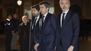 VALENCIA, 09/12/2024.- Los presidentes de Murcia, Fernando López Miras (izda), Valencia, Carlos Mazón (c), y Aragón, Jorge Antonio Azcón, a su llegada al funeral por las víctimas de la DANA celebrado este lunes en la catedral de Valencia. EFE/Biel Aliño. RIADA HISTÓRICA .DANA 2024 . GOTA FRÍA . INUNDACIONES EN LHORTA SUD . LA RIBERA ALTA . LOS SERRANOS . CAMP DEL TURIA . LA HOYA DE BUÑOL . REQUENA -UTIEL