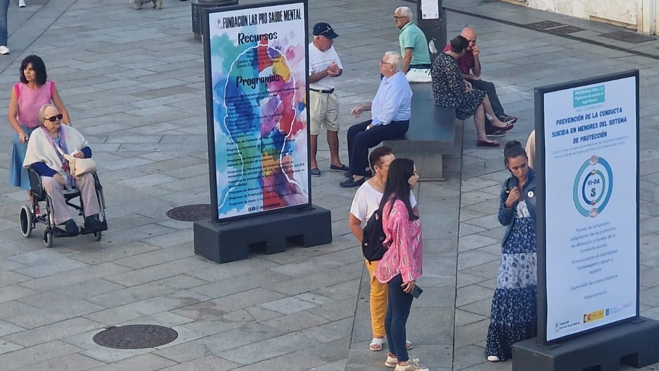 La exposición instalada en la vilagarciana plaza de Galicia.