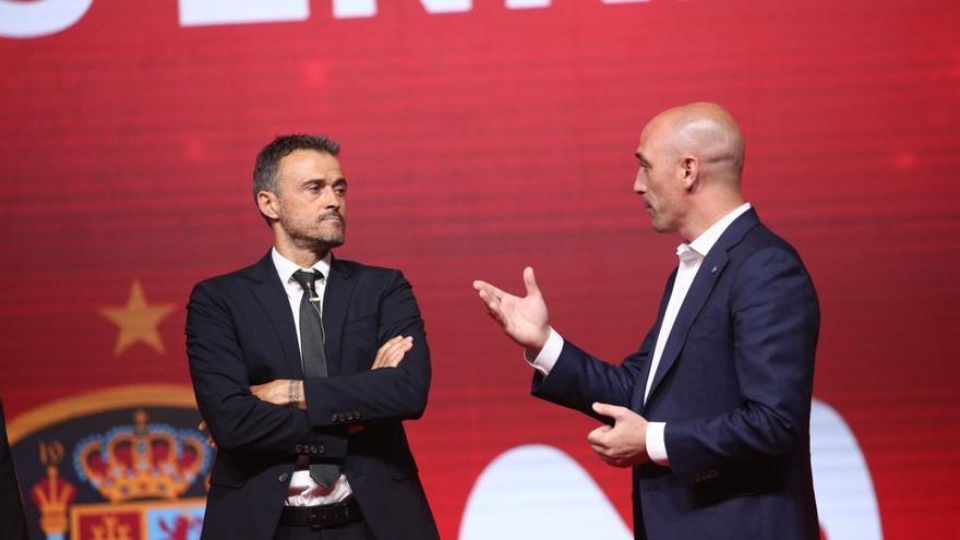 Luis Enrique, seleccionador nacional, i Luis Rubiales, president de la Reial Federació Espanyola de Futbol (RFEF), en la presentació de l&#039;asturià