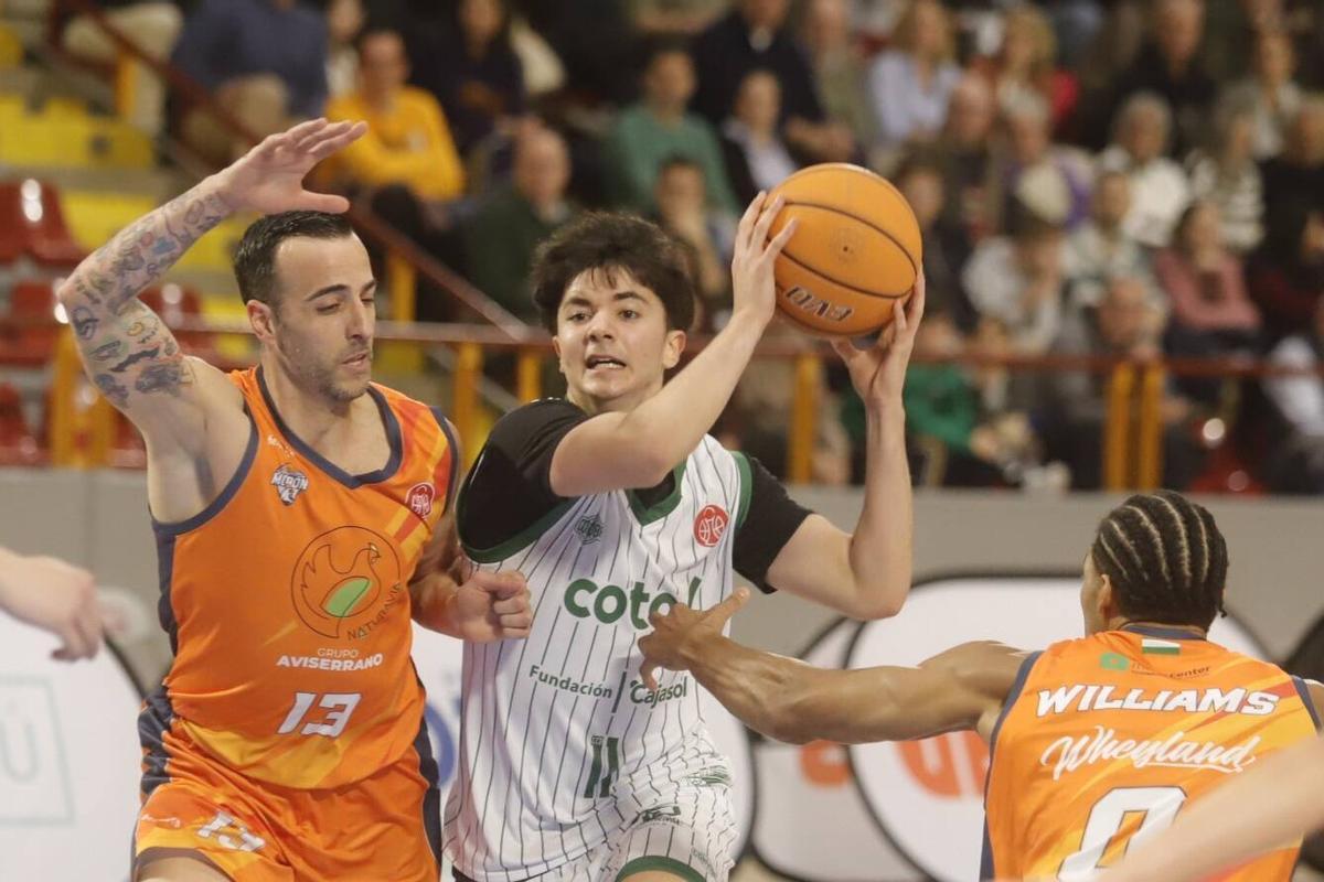 Alejandro Orozco intenta superar a un rival.