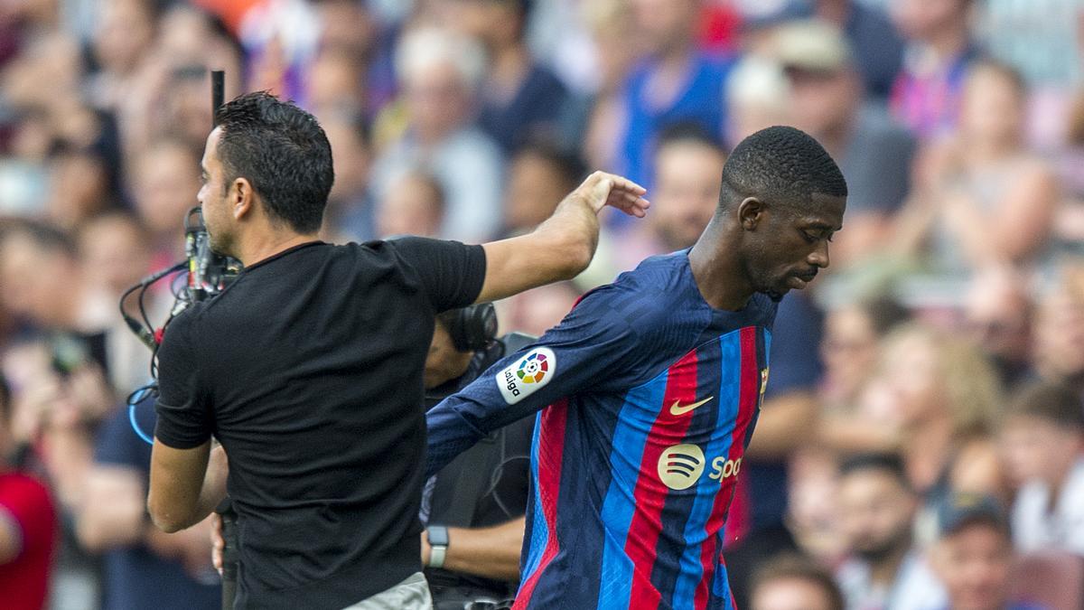 Dembelé felicitado por Xavi al sustituirle