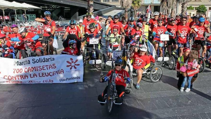 Los participantes en la marcha solidaria, antes de salir de A Laxe rumbo a Pontevedra. // Marta G. Brea