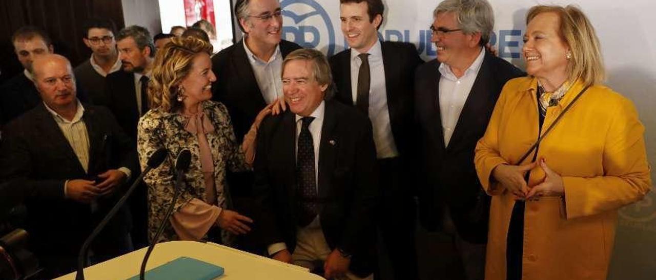 Por la izquierda, Luis Venta, Teresa Mallada, Pablo González, López-Asenjo, Pablo Casado, Marín y Mercedes Fernández, en la visita a Gijón del presidente del PP para presentar al candidato a la Alcaldía, el 5 de marzo.