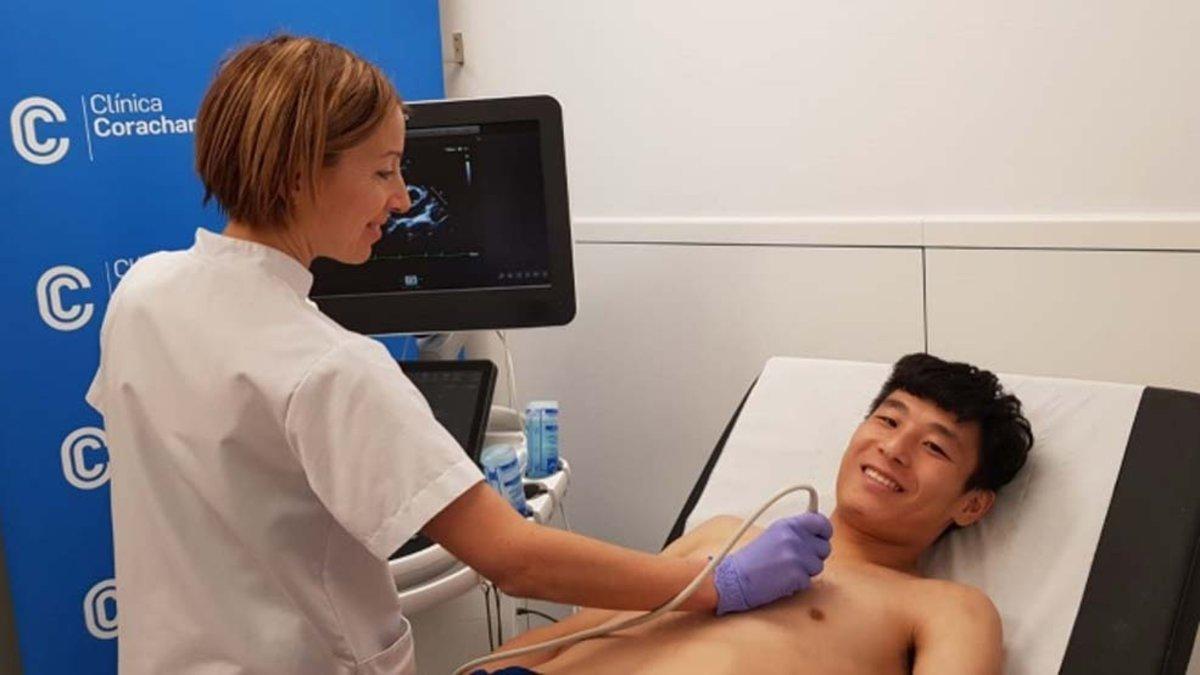 Wu Lei, mientras pasaba las pertinentes pruebas médicas