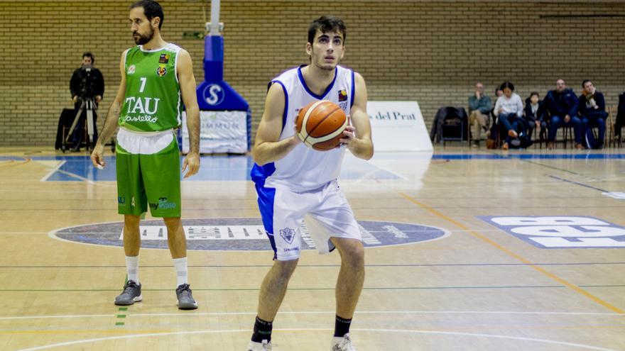 Manel Signes lanza un tiro libre.