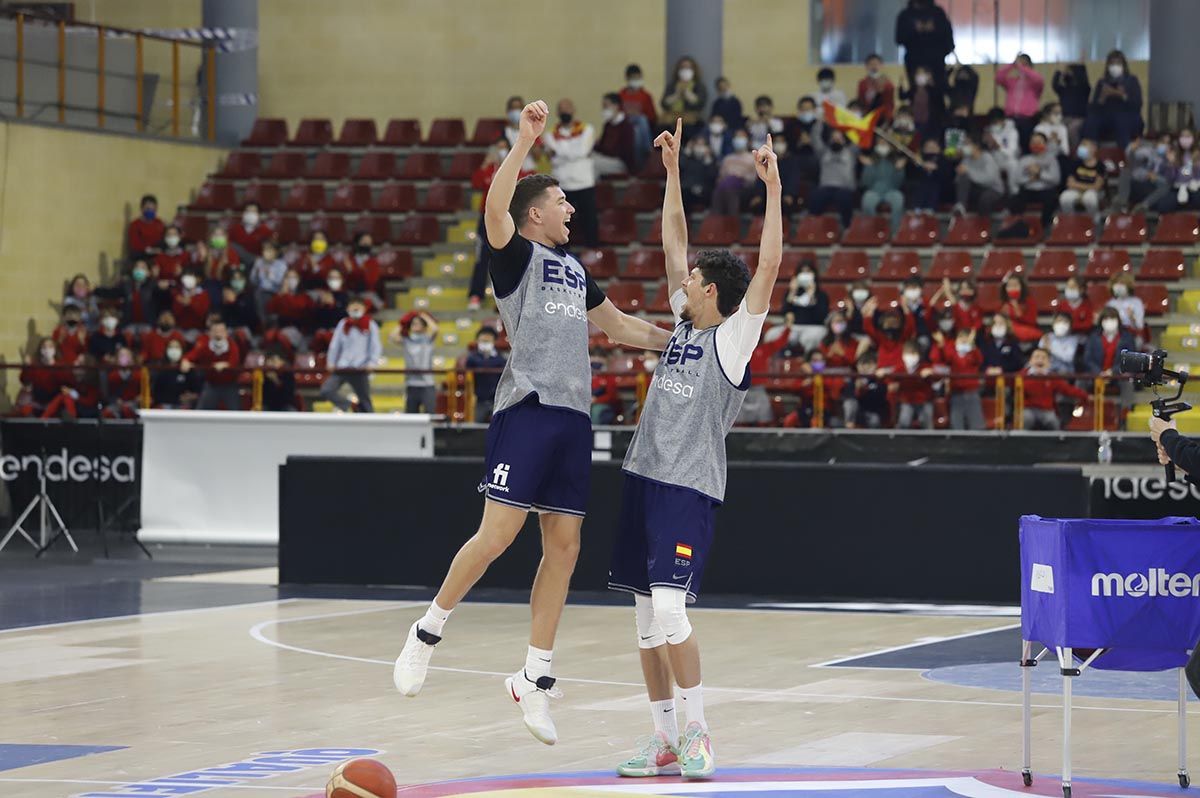 Las imágenes de la selección española de baloncesto con los jóvenes cordobeses en Vista Alegre