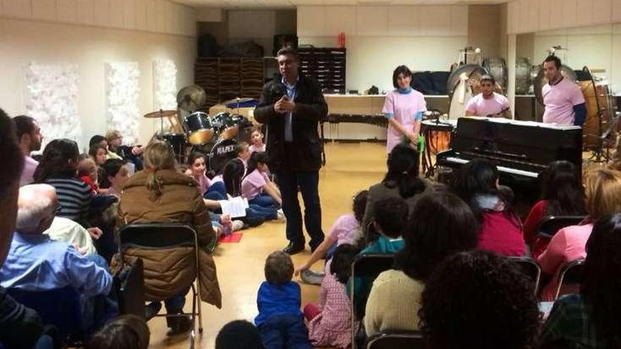 Javier Bas con los alumnos de la Escola de Música de Chapela.