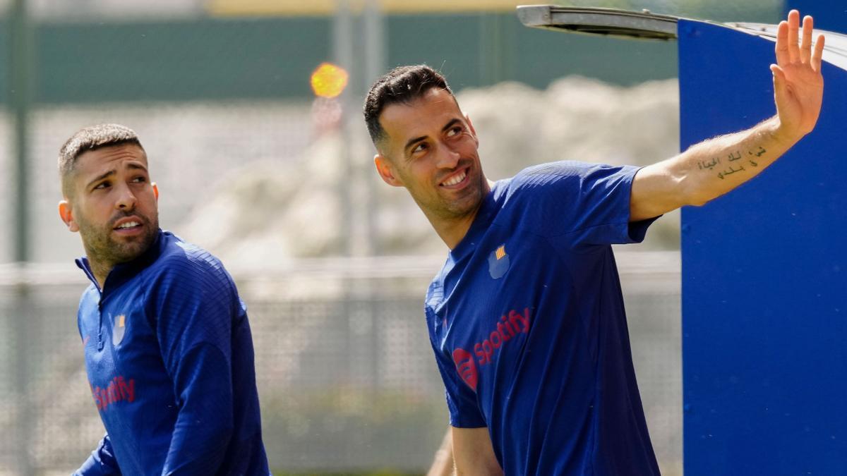 Entrenamiento del FC Barcelona Jordi Alba y Sergio Busquets entran al campo de entrenamiento este sábado.