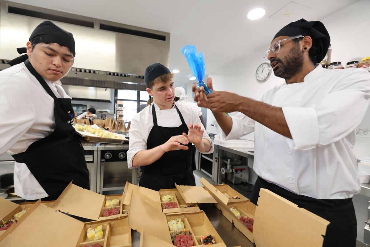 Todas las imágenes del taller de cocina en el IES Macabich de Ibiza