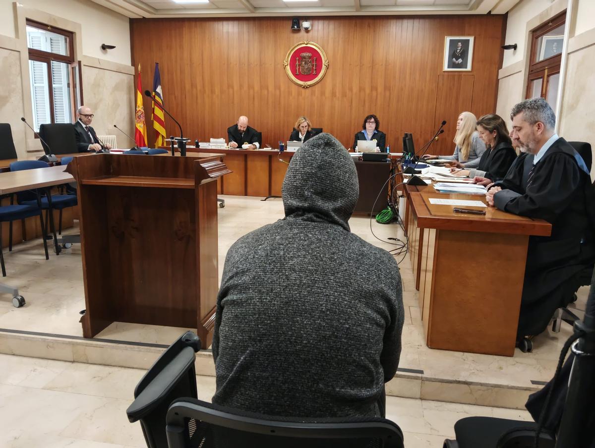 El hombre condenado, durante la vista celebrada en la Audiencia Provincial de Palma.