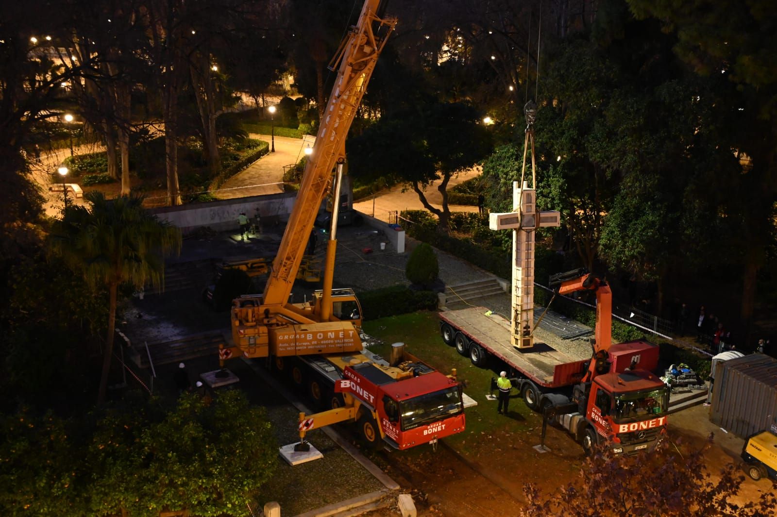 Todas las imágenes de la retirada de la cruz del Ribalta en Castelló