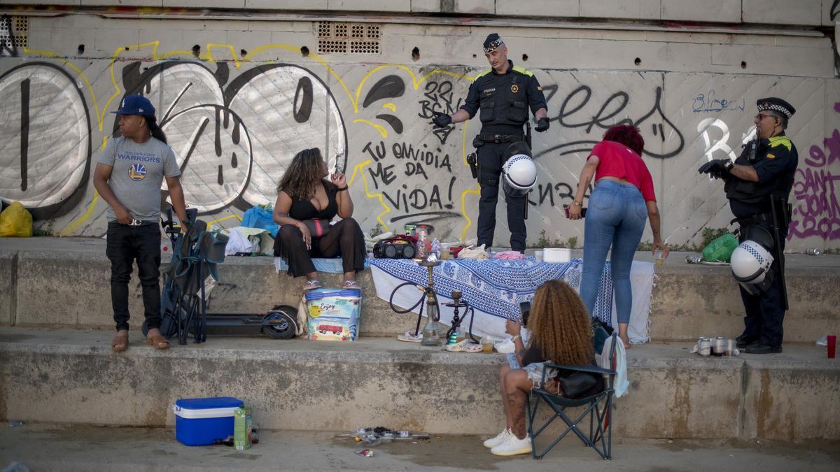 Desalojo y  limpieza de la playa de Nova Icaria tras la verbena de Sant Joan