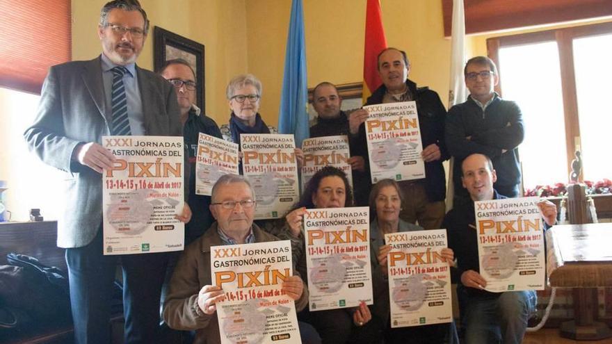 Promotores de las Jornadas del pixín, ayer durante la presentación en el Ayuntamiento de Muros.