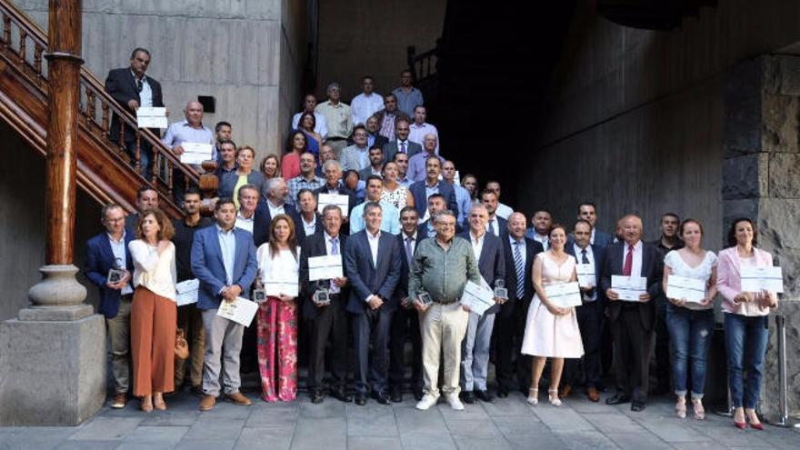 El presidente del Gobierno canaio preside la foto de familia con los premiados de Agrocanarias, ayer.