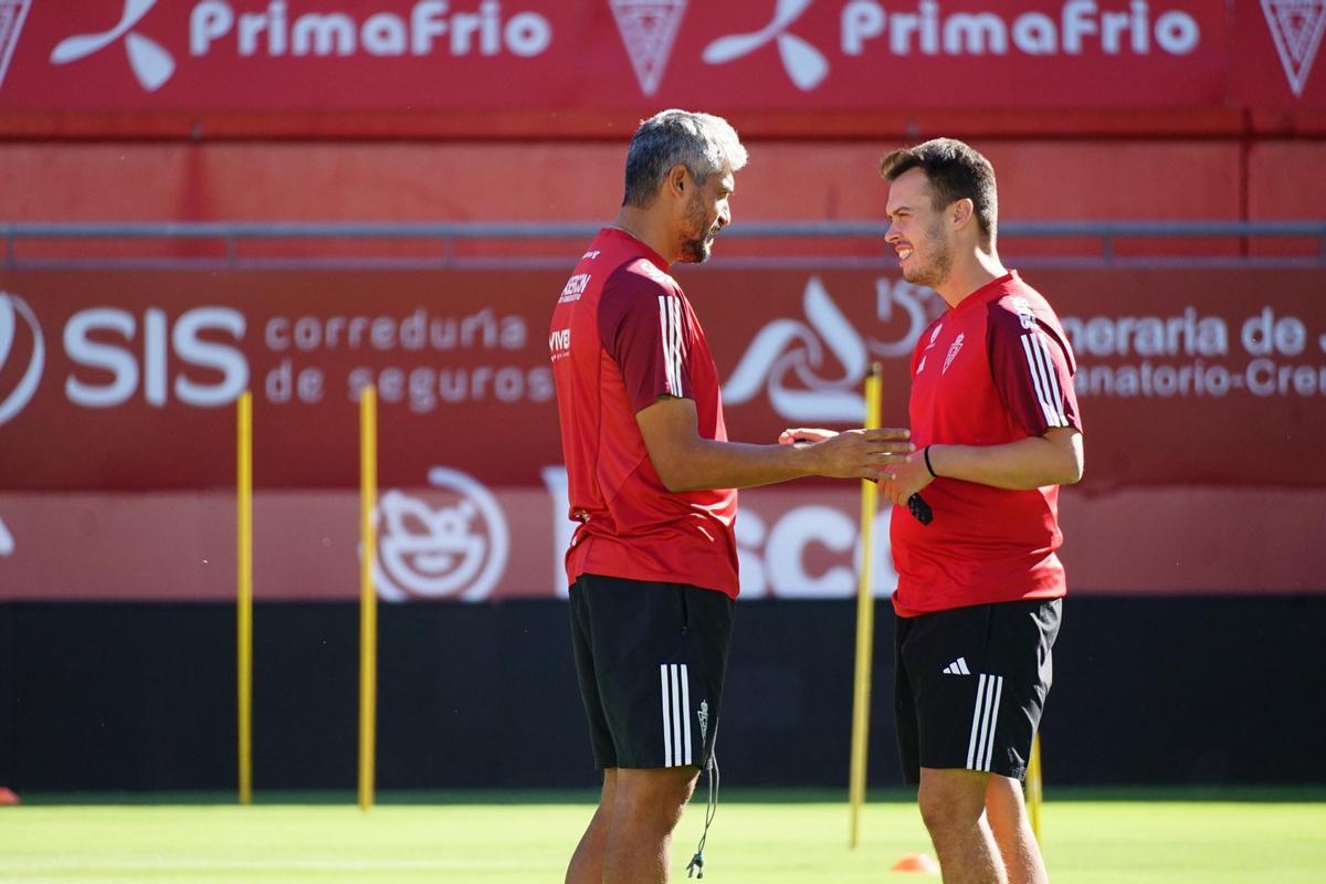 Gustavo Munúa charla con el segundo técnico en un entrenamiento de los granas