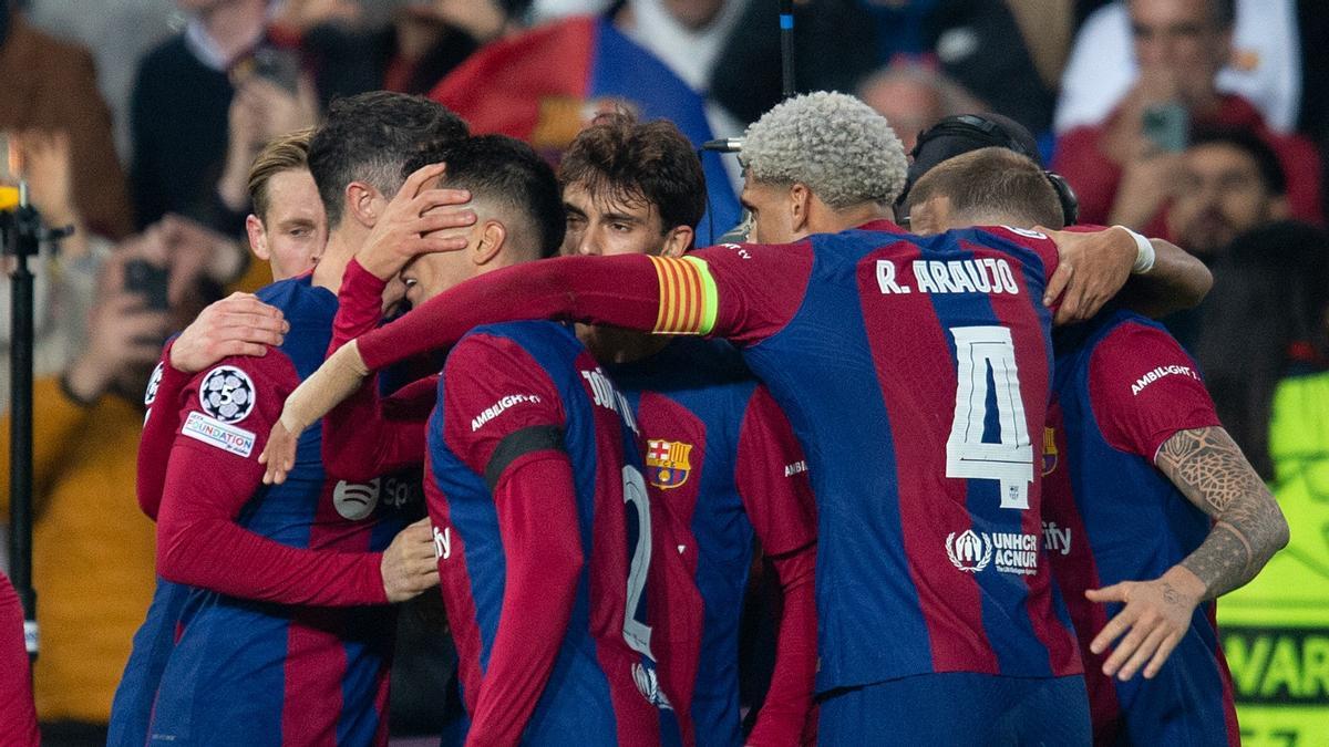 Los jugadores del Barça celebran el gol de João Félix, que suponía el 2-1 al Oporto en Montjuïc.