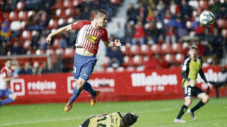 Un remate fallido de Djurdjevic en el último partido en casa ante el Tenerife.