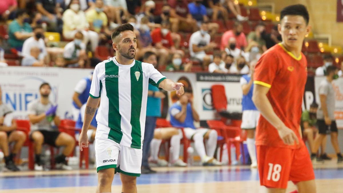 El gaditano Jesulito, en el partido amistoso celebrado en Vista Alegre entre el Córdoba Futsal y la selección de Vietnam.