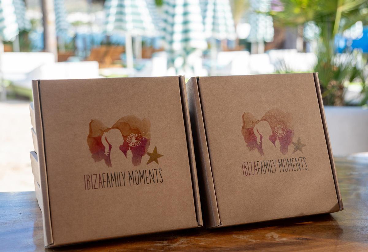Imagen de las placas donde se incluyen los sellos entregados por Family Moments.